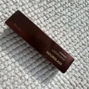 New Hourglass Ambient Foundation
